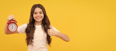 Saati olan dakik bir çocuk. Teslim tarihi. Başparmağını kaldır. Mutlu çocuk çalar saati. Son şansın. Saat alarmı olan genç bir çocuk, yatay poster. Başlık, kopyalama alanı