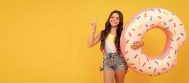 Yaz tatilinde havuz partisi için şişirilebilir yüzüklü mutlu plaj çocuğu. Yazlık mayo giyen kız çocuğu afişi, fotokopi alanı olan poster başlığı