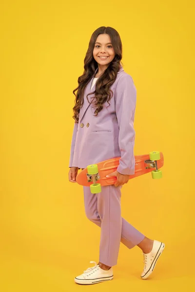 Fashion Teenage Lifestyle Beautiful Teen Girl Skateboard Isolated Studio Background — ストック写真