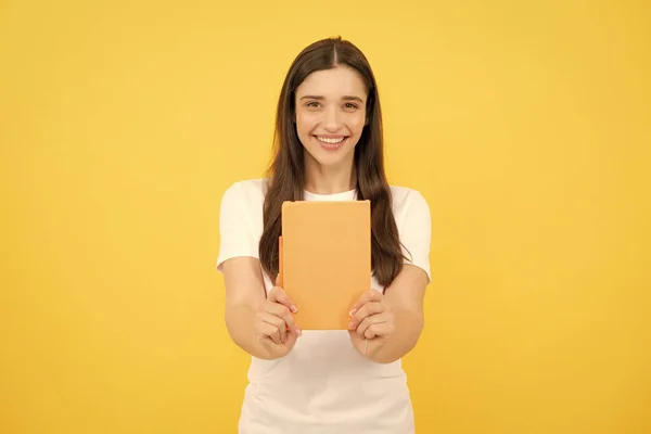 Estudante Encantador Isolado Fundo Cor Amarela Aluna Liceu Tem Cadernos — Fotografia de Stock