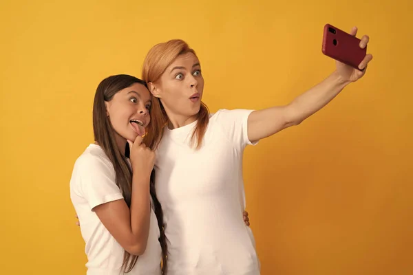 Rodzinny Portret Szczęśliwej Matki Dziewczynki Robiącej Selfie Smartfonie Nowoczesne Życie — Zdjęcie stockowe