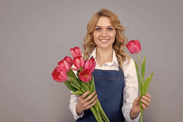Young Woman Smile Apron Spring Tulip Flowers Grey Background — Stok fotoğraf