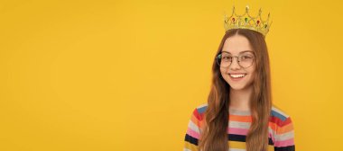 Tacın içinde mutlu bir genç kız. Kendine güvenen kraliçe. Kendini beğenmişlik taslıyor. Tacın içindeki kibirli prenses. Çocuk kraliçe prenses taçlandırılmış yatay poster tasarımı. Başlık, kopyalama alanı