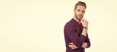 İnsan yüzü portresi, fotokopi alanı olan pankart. Çekici, tıraşsız adam çene kıllarına dokunuyor. Düşünceli bir şekilde beyaz sakallı, soyutlanmış görünüyor.