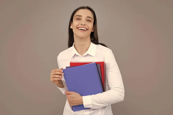 高校の大学の概念における学生教育 ノートを持っている幸せな若い女の子 スマートな女の子学生 — ストック写真