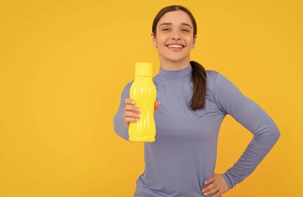 Χαρούμενο Νεαρό Κορίτσι Προσφέρει Αθλητικό Μπουκάλι Νερό Ενυδάτωση — Φωτογραφία Αρχείου