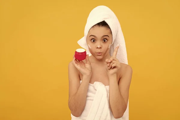 Amazed Teen Girl Shower Towel Apply Facial Cream — Fotografia de Stock
