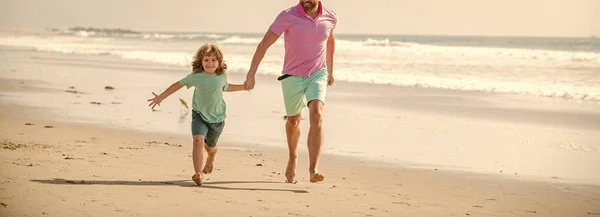 Dzieciństwo Rodzicielstwo Ojciec Syn Biegający Letniej Plaży Weekend Podróży Rodzinnych — Zdjęcie stockowe