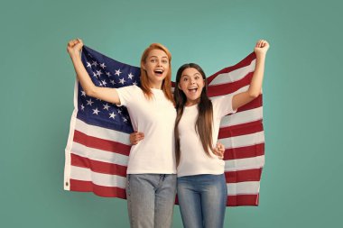 Amerikan bayrağı taşıyan anne ve kız çocuğu. ABD 4 Temmuz 'u kutluyor. Bağımsızlık Günü. Vatansever Amerikan bayramı konsepti