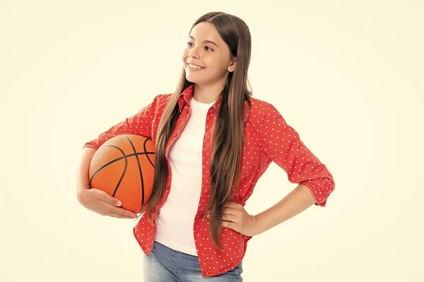 Девушка Подросток Баскетбольным Мячом Изолированы Белом Фоне Портрет Счастливой Улыбающейся — стоковое фото