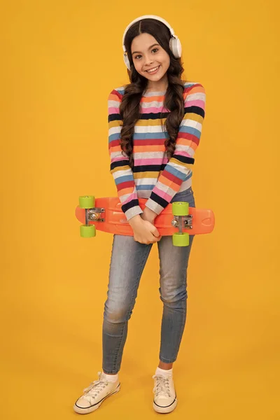 Fashion Teenage Lifestyle Beautiful Teen Girl Skateboard Headphone Isolated Studio — 图库照片
