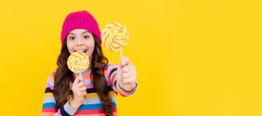Lolipop şekerli neşeli genç kız, seçici odaklanma, yeme.