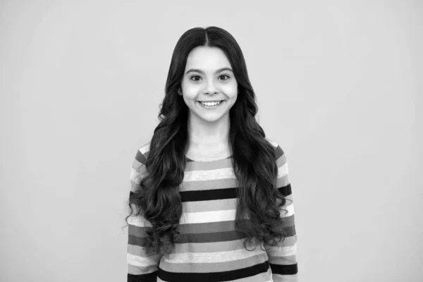 Menina Adolescente Bonito Contra Fundo Isolado Retrato Estúdio Uma Criança — Fotografia de Stock