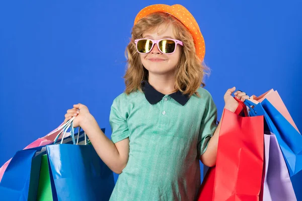 Kisgyerek Vásárló Srác Divatos Ruhákban Vásárol Gyerek Bevásárlási Csomagokkal Shopper — Stock Fotó