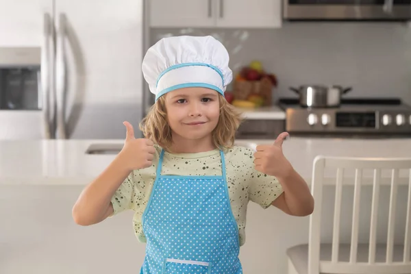 有趣的孩子厨房 有趣的小男孩厨师穿着制服厨师帽和围裙做饭的食物在厨房里 孩子们在厨房准备食物 烘焙饼干 — 图库照片