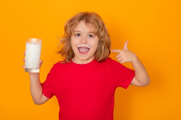 Çocuklar Için Kalsiyum Protein Içeren Sağlıklı Bir Içecek Sarı Stüdyo — Stok fotoğraf