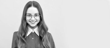 Çünkü her çocuk özeldir. Gözlüklü mutlu çocuk sarı arka plan. Çocuk yüzü, yatay poster, izole edilmiş genç kız portresi, fotokopi alanı olan pankart