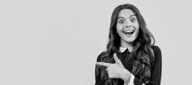 Şaşırmış çocuk parmağını havaya kaldırdı. Silikon duyusal hareketli oyun, anti-stres. Çocuk yüzü, yatay poster, izole edilmiş genç kız portresi, fotokopi alanı olan pankart