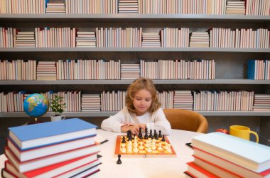 Öğrenci satranç düşünürü. Çocuk satranç oynuyor. Satrancı düşünen zeki bir çocuk.