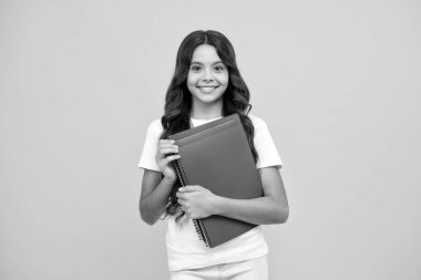 Okula dönelim. Kitabı öğrenmeye hazır ergen bir kız öğrenci. İzole edilmiş sarı stüdyo geçmişi olan liseli kızlar.