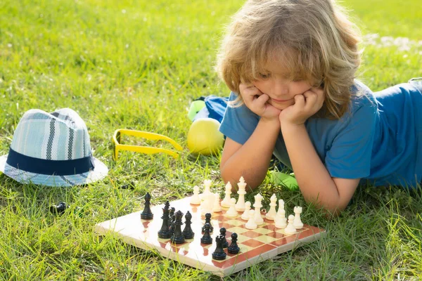 Маленький Ребенок Играет Шахматы Ребенок Играет Настольную Игру Думая Детском — стоковое фото