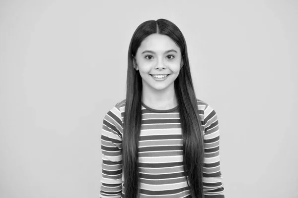 Glückliches Gesicht Positive Und Lächelnde Emotionen Eines Teenie Mädchens Schöne — Stockfoto