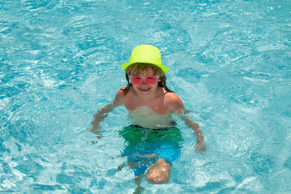 Chłopiec Relaksujący Się Basenie Dziecko Pływające Basenie Wodnym Aktywność Letnich — Zdjęcie stockowe