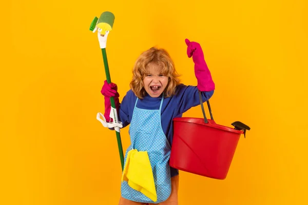 Παιδί Βοηθάει Στις Δουλειές Του Σπιτιού Καθαρίζει Σπίτι Αξεσουάρ Καθαρισμού — Φωτογραφία Αρχείου