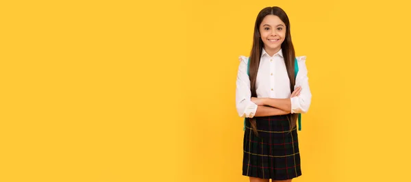 Щаслива Дівчина Підліток Шкільній Формі Повної Довжини Схрестила Руки Жовтому — стокове фото