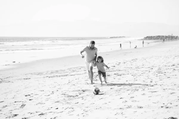 Szczęśliwy Ojciec Syn Grać Piłkę Nożną Zabawy Piaszczystej Plaży Lato — Zdjęcie stockowe
