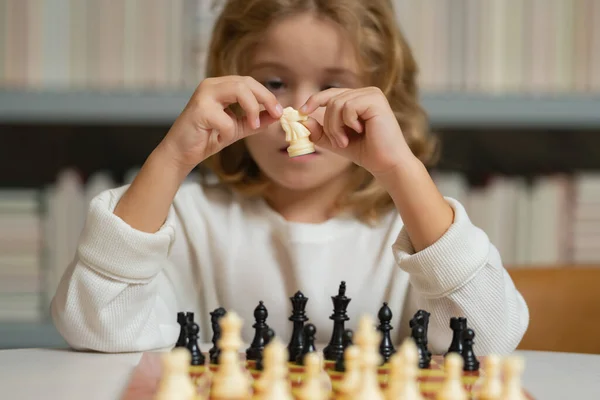 Маленький Шахматист Играет Шахматы Шах Мат Дети Играют Шахматы Комнате — стоковое фото