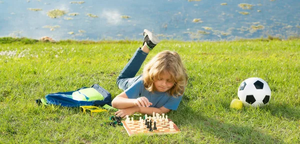 Traumkinder Und Kindheitskonzept Kind Beim Schachspielen Cleveres Kind Denkt Über — Stockfoto