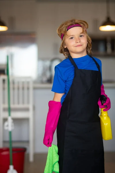 Kind Hilft Bei Der Hausarbeit Putzt Das Haus Kinder Helfen — Stockfoto