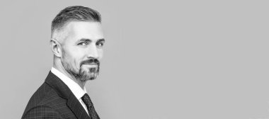 İnsan yüzü portresi, fotokopi alanı olan pankart. İş adamı kılığına girmiş olgun hırslı bir iş adamı saçları ağarmış, başarı portresi çizmiş.