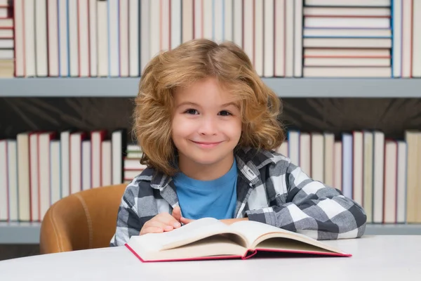 Educação Conhecimento Conceito Livraria Uma Criança Biblioteca Livros Estudante Escolher — Fotografia de Stock