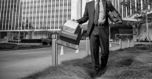 正式に成功した男をトリミングショッピングバッグとオフィスの外を歩く現在のボックス コピースペース — ストック写真
