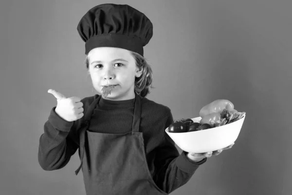 Niño Cocinar Placa Retención Con Verduras Retrato Niño Pequeño Uniforme —  Fotos de Stock