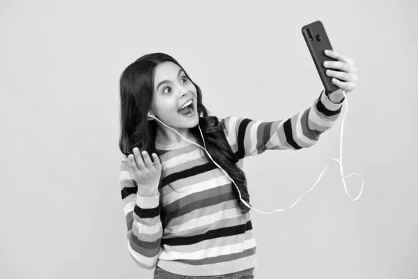 Selfie Pour Enfants Adolescente Utiliser Téléphone Intelligent Partager Les Médias — Photo