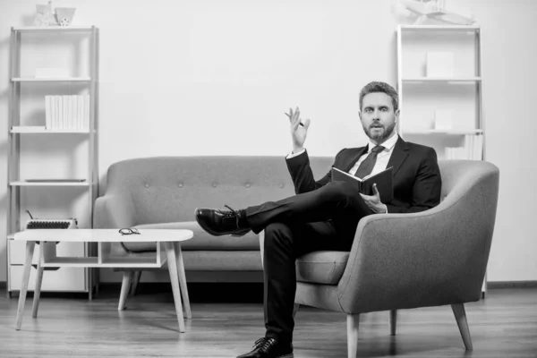 Mature Businessman Gesturing Suit Sit Office Reading Book — Stock Photo, Image