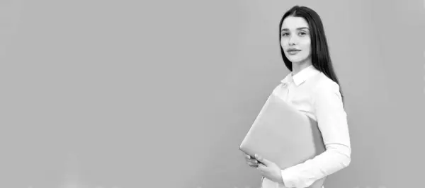 女性の孤立した顔の肖像画 モックアップコピースペースのバナー 自信のある実業家は オンラインで働くための白いシャツホールドラップトップを身に着けている ビジネス — ストック写真