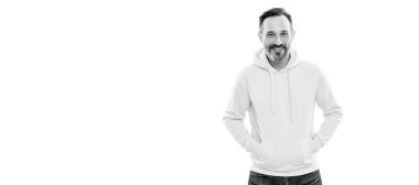 Kapüşonlu bıyıklı, sakallı, yakışıklı ve olgun bir adam beyaz, sportif tarzda izole edilmiş. İnsan yüzü portresi, kopyalama alanı olan pankart