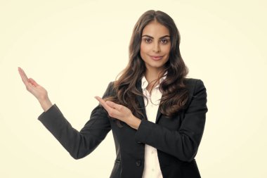 Kadın fotokopi alanını işaret ediyor, kopyalama alanını gösteriyor. Promosyon, reklam içerikli jest gösteren kız, elle tavsiye edilen ürünü işaret ediyor. İzole edilmiş arkaplan