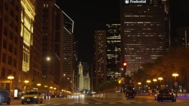 Chicago, ABD - 30 Nisan 2023: Chicago şehir merkezi, yol ve gökdelenli, yavaş çekim.