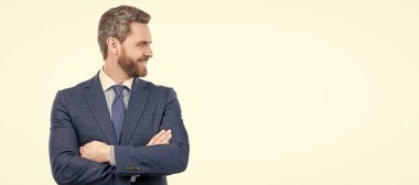 Güven en iyi ekiptir. Resmi takım elbiseli kendine güvenen bir adam. Güven kavramı. İnsan yüzü portresi, fotokopi alanı olan pankart. Takım elbiseli bir iş adamı, izole stüdyo geçmişi var.