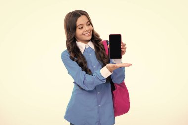 İzole edilmiş arka planda cep telefonu olan liseli kız.