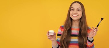 Kendimi çok güzel hissediyorum. Mutlu çocuk makyaj yap. Makyaj sanattır. Güzellik ruhtur. Genç çocuklar için makyaj malzemeleri, poster tasarımı. Güzellik çocukları makyaj, fotokopi alanı ile pankart