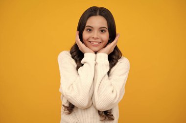 Mutlu yüz, pozitif ve gülümseyen genç kız duyguları. Stüdyoda güzel bir genç kız. Çocuk portresi