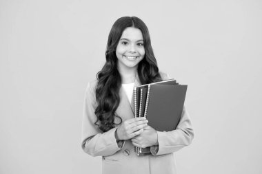 Okula dönelim. Kitabı öğrenmeye hazır ergen bir kız öğrenci. İzole edilmiş sarı stüdyo geçmişi olan liseli kızlar.