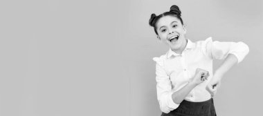 Okulun ilk günü eğlenceliydi. Mutlu okul çocukları eğlenin. İlkokul çocuğu dans etmeyi seviyor. Çocuk yüzü, yatay poster, izole edilmiş genç kız portresi, fotokopi alanı olan pankart