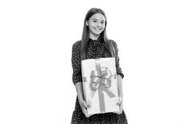 Hediye kutusu olan ergen bir çocuk. Tatil hediyesi. Mutlu yıllar, Sevgililer Günü, Yeni Yıl ya da Noel. Çocuk hediye kutusunu tut. Mutlu gülümseyen genç kızın portresi.